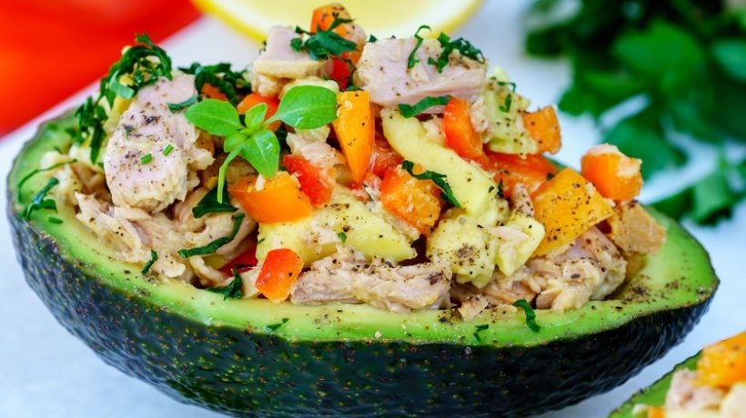 Stuffed avocado, a simple recipe for a fat but very healthy fruit