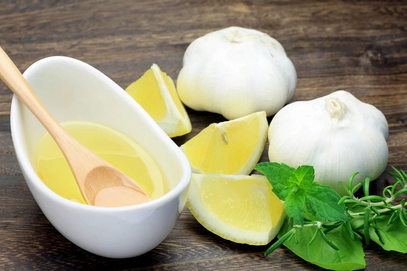 Garlic and lemon are still foods that lower cholesterol