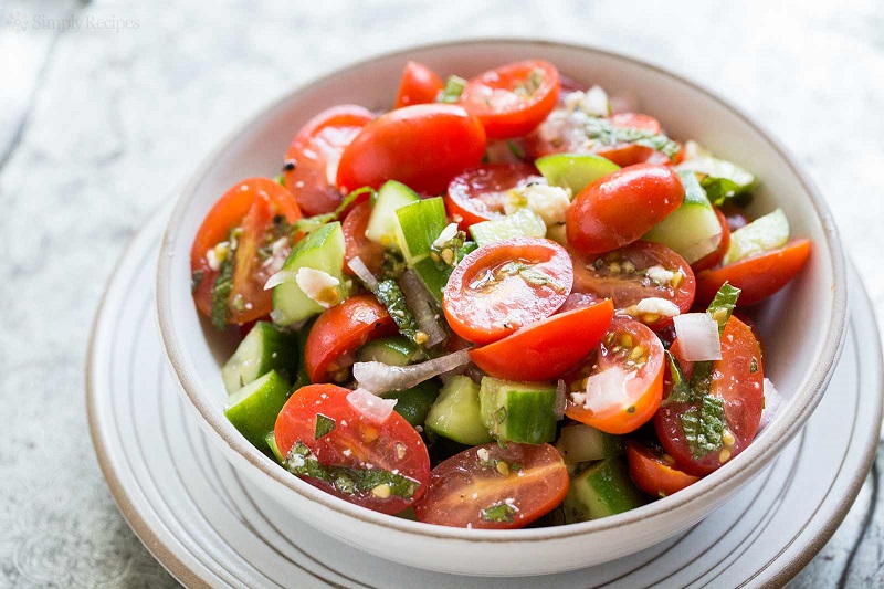 Recipes with tomato: salads, single dishes and the vegetable nut with the skins