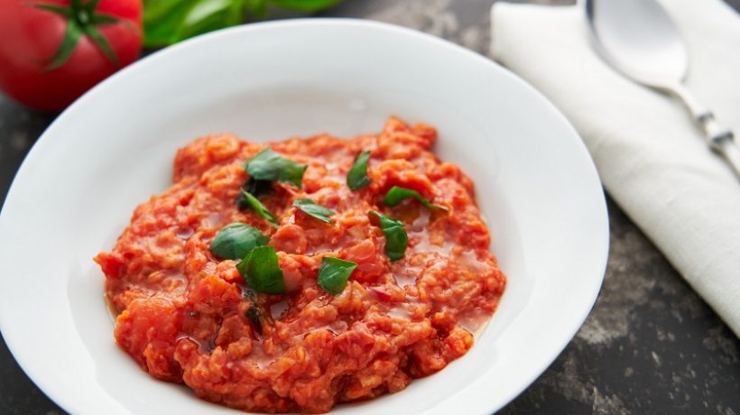 Recipes with tomato: salads, single dishes and the vegetable nut with the skins