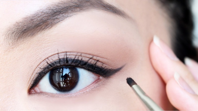How to put eyeliner: the tricks for a fast and perfect application