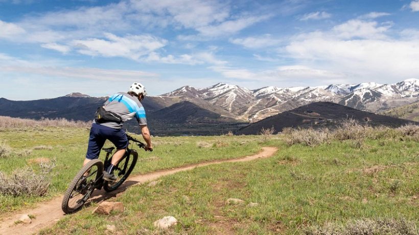 What is the advantage of tubeless mountain bike tires?