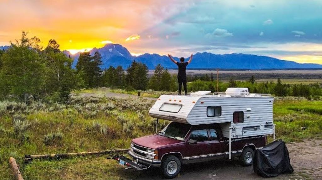 Living in an RV Full Time: Embrace the Nomad Lifestyle
